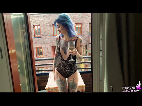 ❤️ Sjajna djevojka sisa gutljajem i strastveno jebe pod otvorenim nebom ️❌ Porno na bs.xxxifuck.ru ❌❤